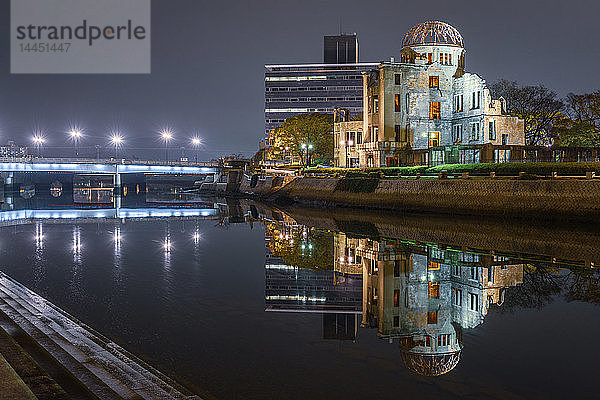 Der Genbaku-Dom spiegelt sich nachts im See  Hiroshima  Japan.