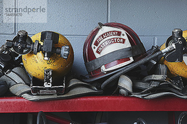 Helme und Ausrüstung für Feuerwehrleute