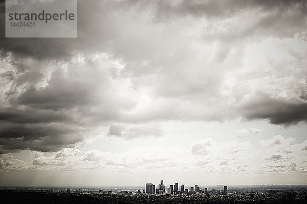 Skyline von Los Angeles unter bewölktem Himmel