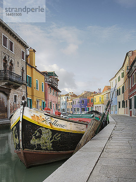 Gondel am Kanal vertäut  Venedig  Italien