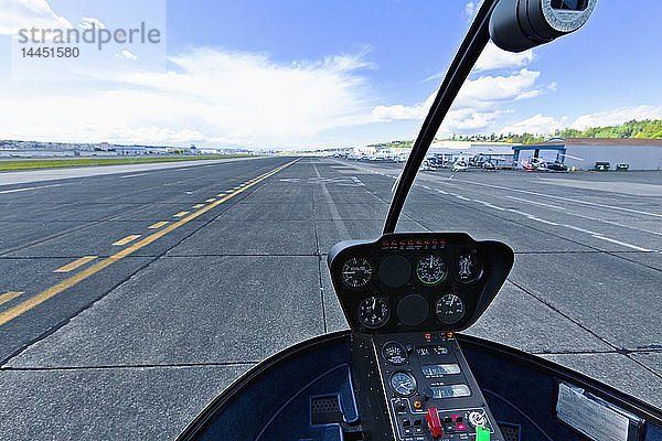 Flughafen-Start- und Landebahn aus einem Cockpit