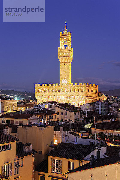 Turm des Palazzo Vecchio in der Abenddämmerung