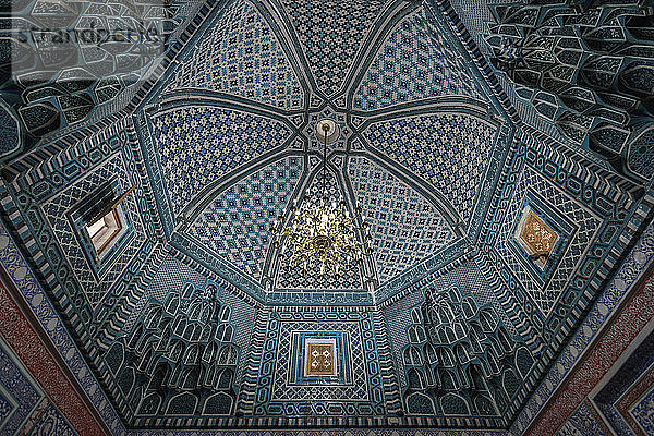 Innenansicht  Mosaikmuster in einer Kuppel eines Madrasa-Gebäudes in Samarkand.