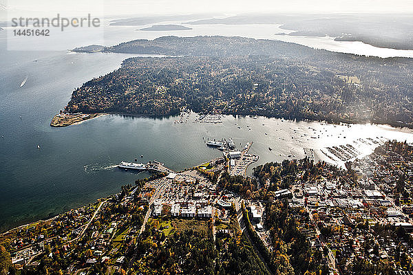 Fähre legt am Bainbridge Island Terminal an