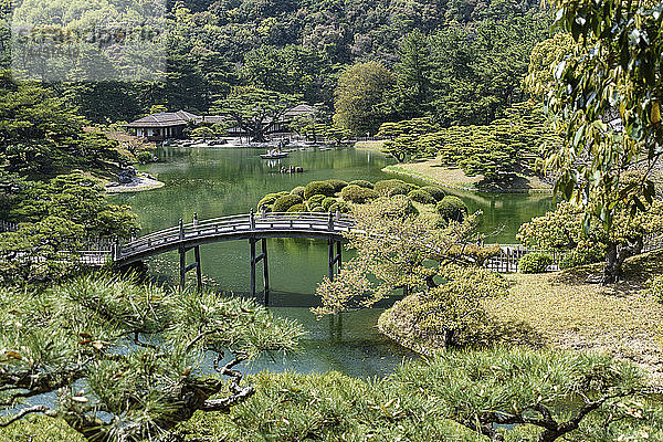 Luftaufnahme der Fußgängerbrücke über den Zierteich  Takamatsu-Garten  Japan.