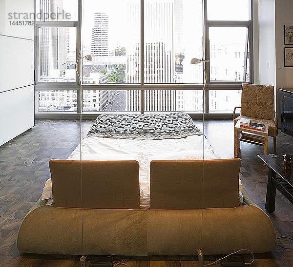 Modernes Schlafzimmer in luxuriösem Hochhaus-Apartment