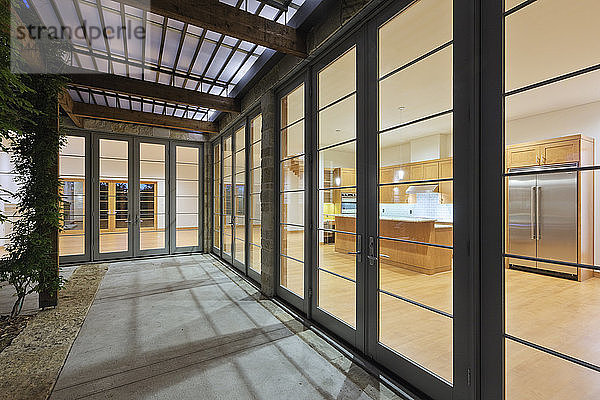 Moderne Wohnküche durch Glastüren