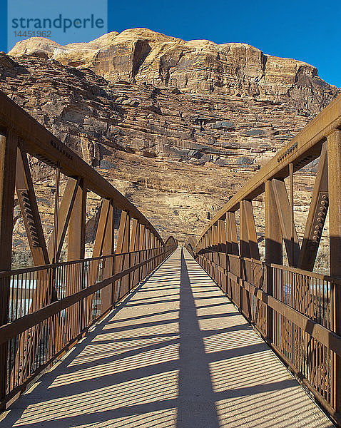 Fußgängerbrücke mit felsigem Hintergrund