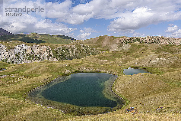 Landschaftsansicht mit Seen in einem von Bergen umgebenen Tal  Tulpar Kul  Kirgisistan.