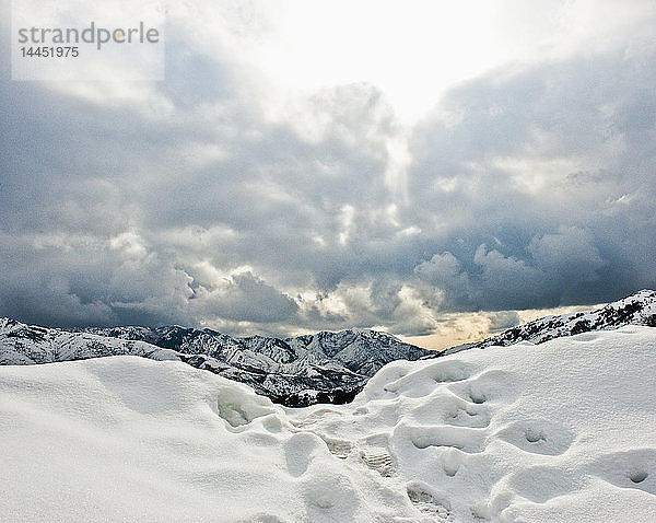 Fussspuren im Bergschnee