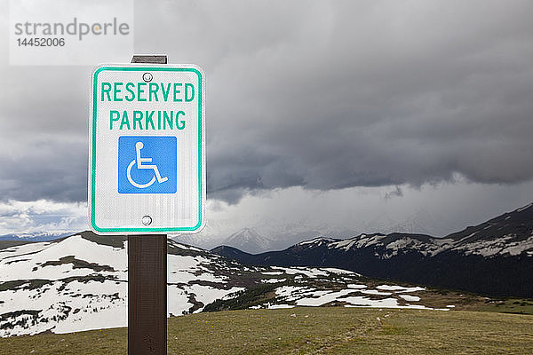 Handicap-Parkplatzschild an einem Nationalpark