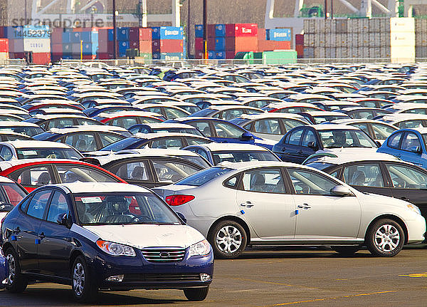 Auf dem Handelsdock geparkte Autos