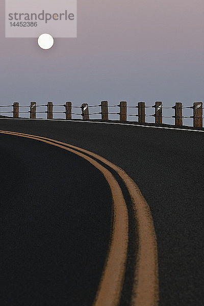 Vollmond über einer kurvenreichen Straße