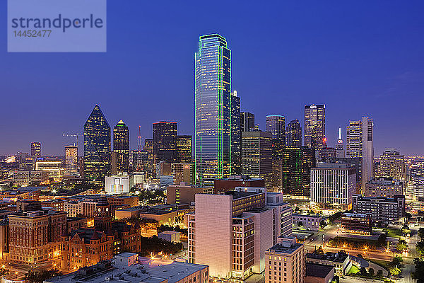 Dallas Skyline in der Abenddämmerung