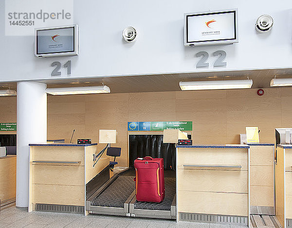 Gepäck am Check-In-Schalter einer Fluggesellschaft