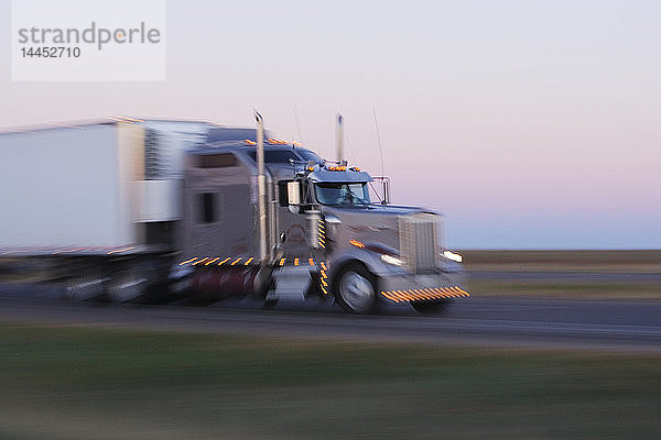 Lastwagen auf dem Texas Highway 287 bei Sonnenaufgang
