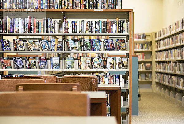 Bücher in den Regalen der Bibliothek