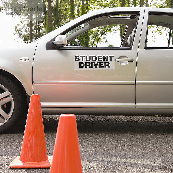 Fahrschüler Auto und Verkehrskegel