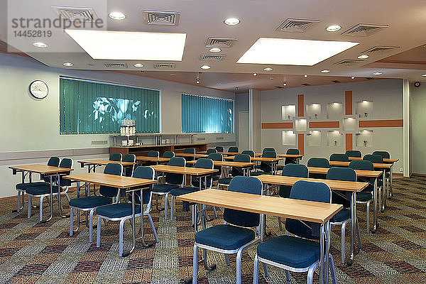 Tische und Stühle im leeren Klassenzimmer