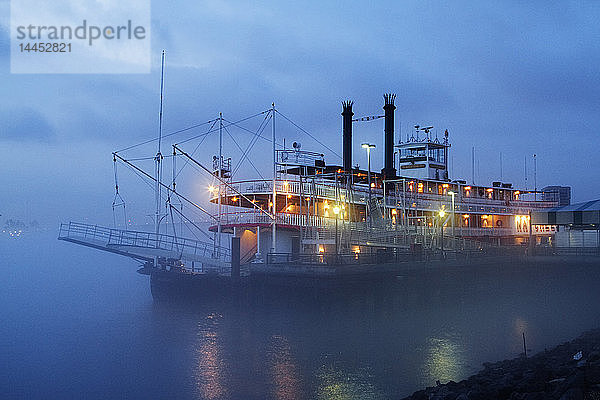 Flussboot bei Nacht