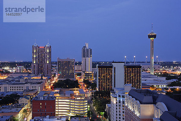 Die Innenstadt von San Antonio bei Nacht