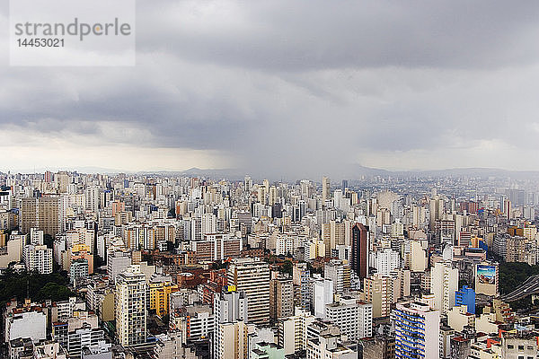 Regenschauer nähert sich der Innenstadt von Sao Paulo