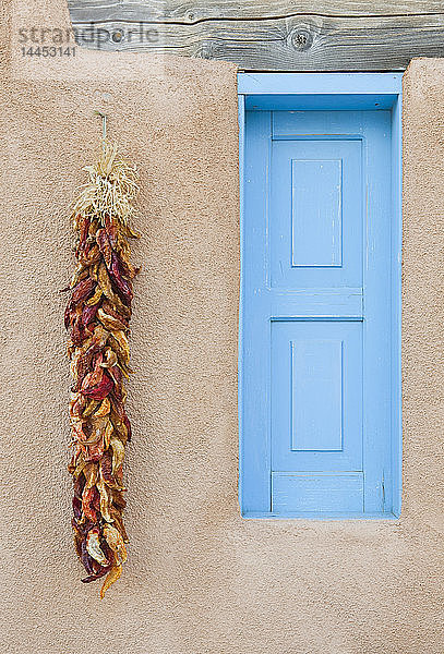 Blaues Fenster mit Chili-Paprika