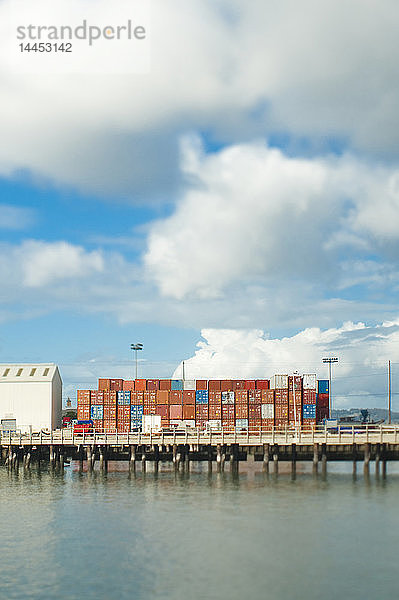 Frachtschiff-Container auf einem Dock