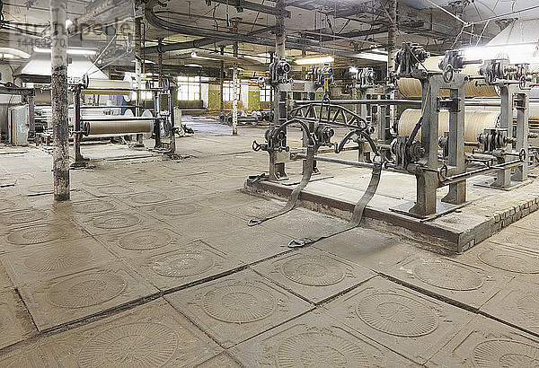 Webstühle und Ausrüstung in einer Textilfabrik