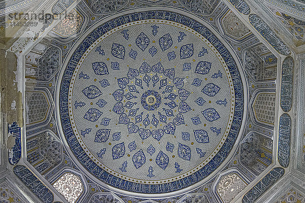 Das Innere  die blau-weiß gemusterten Wände und die Kuppel eines Madrasa-Gebäudes in Samarkand.