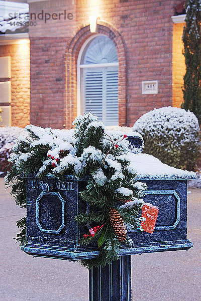 Briefkasten im Winter