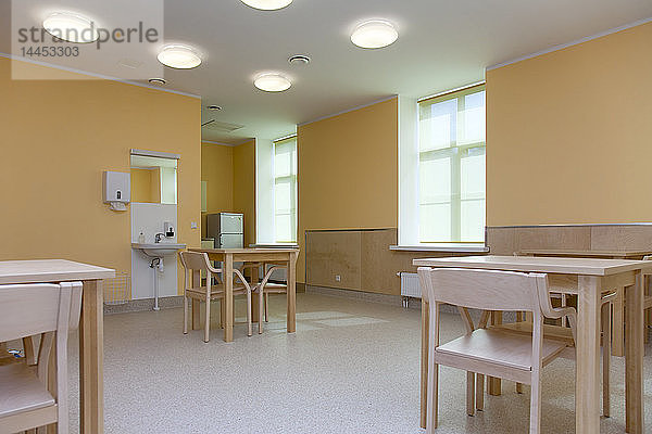 Krankenhauszimmer mit Tischen und Stühlen