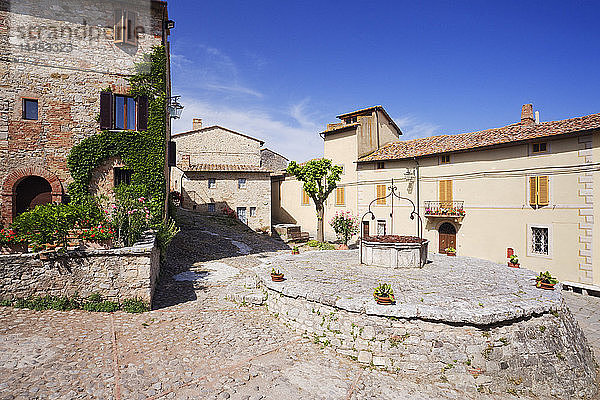 Dorfplatz und Brunnen bei Rocca D'Orcia