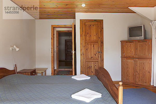 Hotelschlafzimmer mit Holzdecken