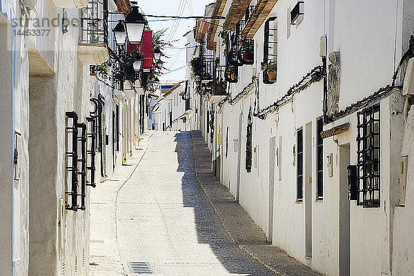 Enge Straße in der weißen Stadt Altea