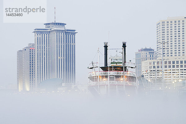 Flussschiff im Nebel bei Tag