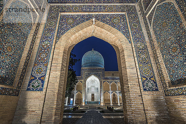 Der Registan  ein historisches Madrasa-Gebäude aus dem 15. Jahrhundert  ist ein mit lebhaften Mosaikfliesenmustern intarsierter Bogengang.