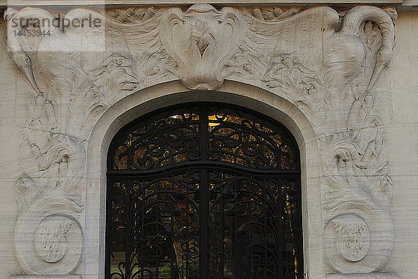 Frankreich  Paris  12. Arrondissement  Zoom auf eine Schwanensteindekoration unter einer Haustür eines Wohnblocks