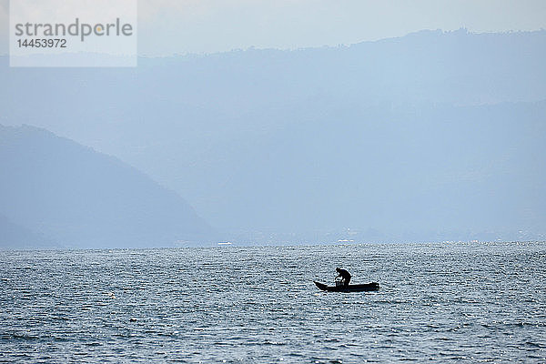 ein Fischer am Atitlan-See in Guatemala  Mittelamerika.