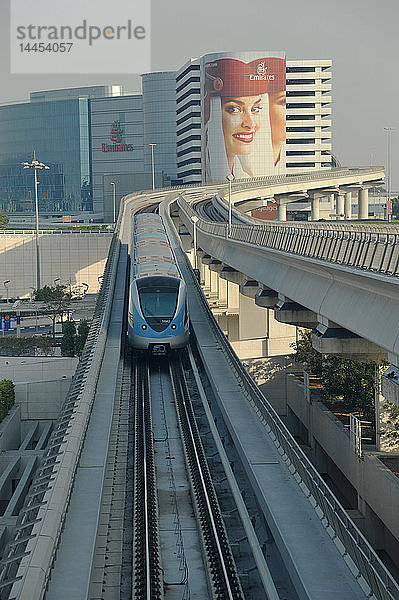 Vereinigte Arabische Emirate  Dubai  Metro Green Line  Werbung Emirate
