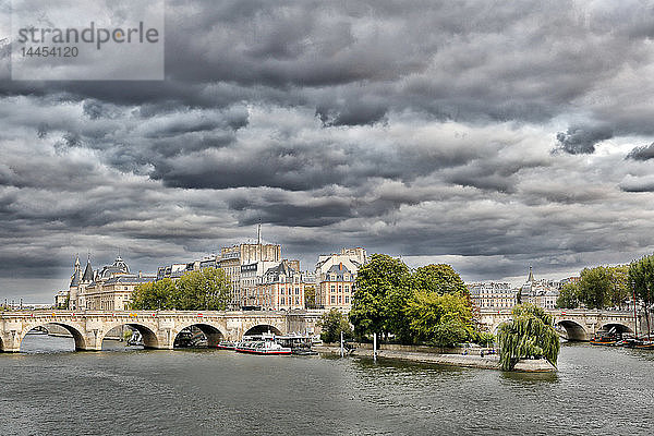 Paris  6. Bezirk. Die Ile de la Cite von der Pont des Arts aus. Stürmischer Himmel.