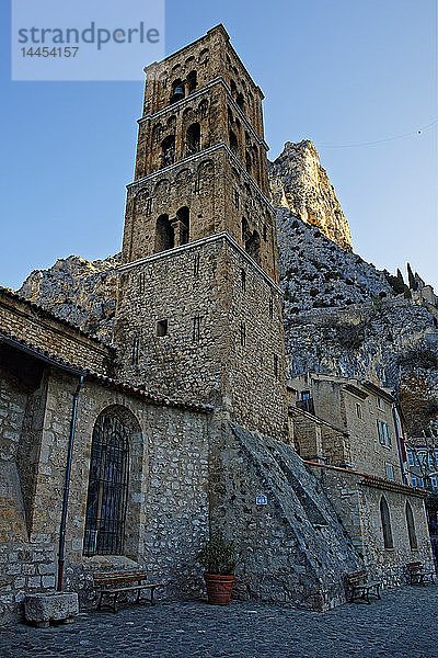 Frankreich  Alpes-de-Haute-Provence  Moustiers-Sainte-Marie  alter Ortskern  Kirche