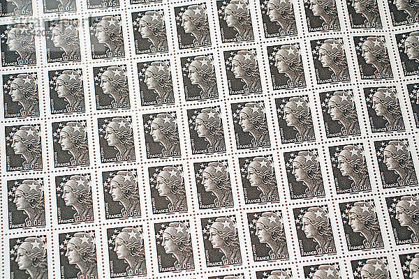 Nahaufnahme eines Brettes mit klassischen französischen Briefmarken  die Marianne und europäische Stars darstellen.