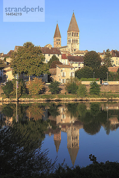 Frankreich  Bourgogne Franche Comte  Departement Saone et Loire (71)  Tournus  Kirche Saint Philibert und Fluss Saone
