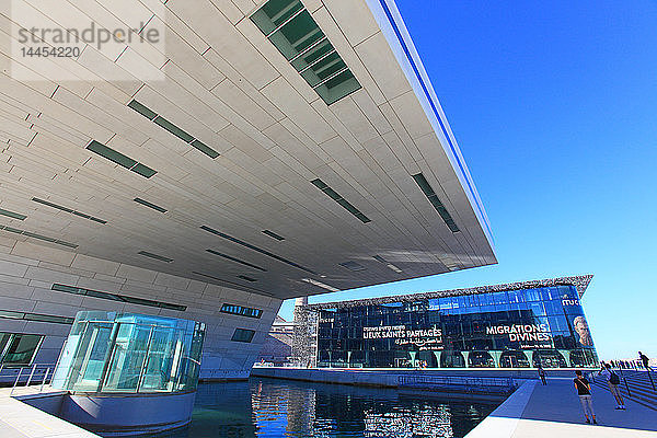 Frankreich  Bouches du Rhone  Marseille. Museum Villa Mediterranee (von Architekt Stefano Boeri) Muceum im Hintergrund. (Architekt Rudy Ricciotti / ADAGP)