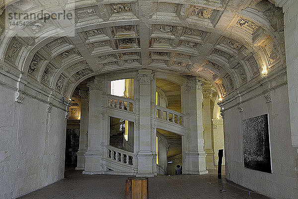 Europa  Frankreich  Centre-Val de la Loire  Loir-et-Cher ( 41 )  Loire-Tal  Weltkulturerbe der UNESCO  Nationale Domäne des Schlosses von Chambord  Schloss  Treppe mit doppelten Umdrehungen  Galerie