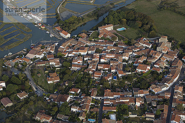 Frankreich Charente-Maritime  Mornac-sur-Seudre  ausgezeichnet als die schönsten Dörfer Frankreichs (Luftaufnahme)