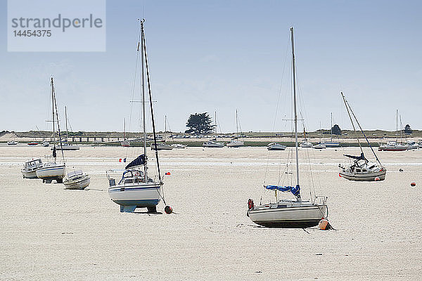 Normandie. Manche. Regneville sur Mer. Natürliches Gebiet. Der Hafen von Regneville. Boote und Segelboote bei Ebbe.
