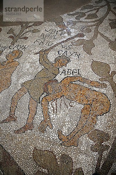 Detail der Mosaiken auf dem Boden des Doms von Otranto  Italien. Kain tötet Abel.