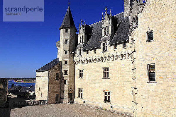 Frankreich  Pays de la Loire  Departement Maine et Loire (49)  Anjou  Montsoreau (die schönsten Dörfer Frankreichs)  das Schloss und die Loire